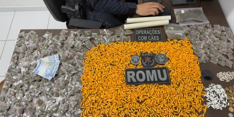 ROMU apreende mais de 1.600 pinos de cocaína e prende traficante em São José dos Pinhais