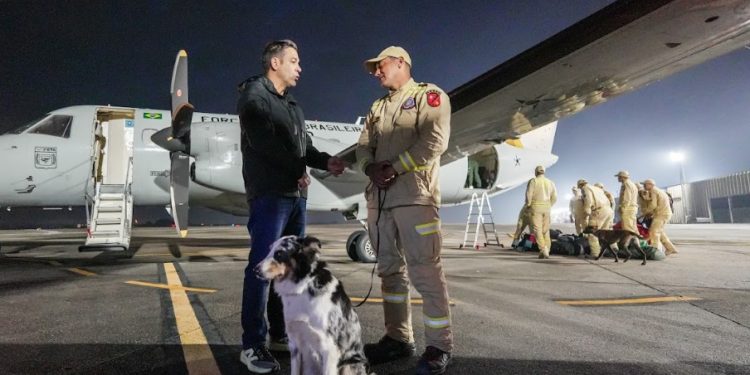 Bombeiros do Paraná retornam após missão de busca e resgate na Venezuela