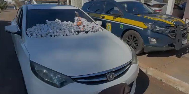 PRF apreende 1,5 mil ampolas de medicamentos para emagrecimento escondidas em carro