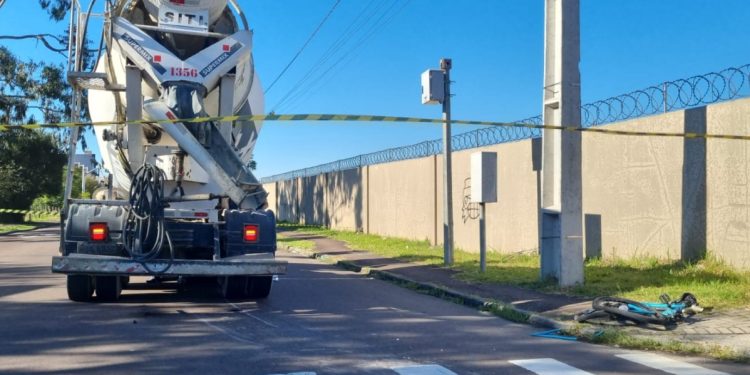 Ciclista morre após ser atingido por caminhão betoneira em São José dos Pinhais