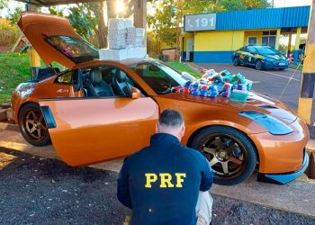 PRF apreende 416 iPhones e 2,8 mil ampolas de medicamentos escondidos em compartimento oculto; motorista foge durante ocorrência