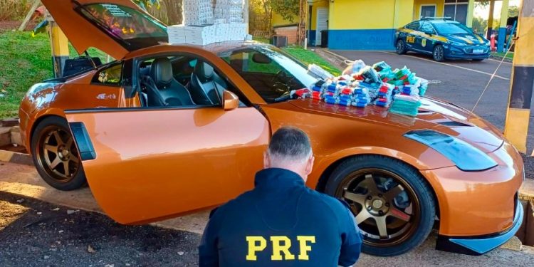 PRF apreende 416 iPhones e 2,8 mil ampolas de medicamentos escondidos em compartimento oculto; motorista foge durante ocorrência