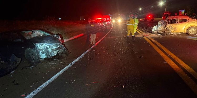 Jovem morre em colisão frontal entre Fusca e Onix na BR-369