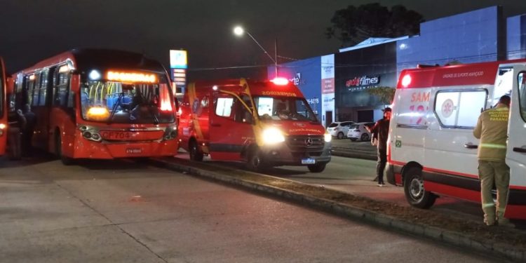 Homem morre após ser atropelado por ônibus biarticulado no bairro Parolin, em Curitiba