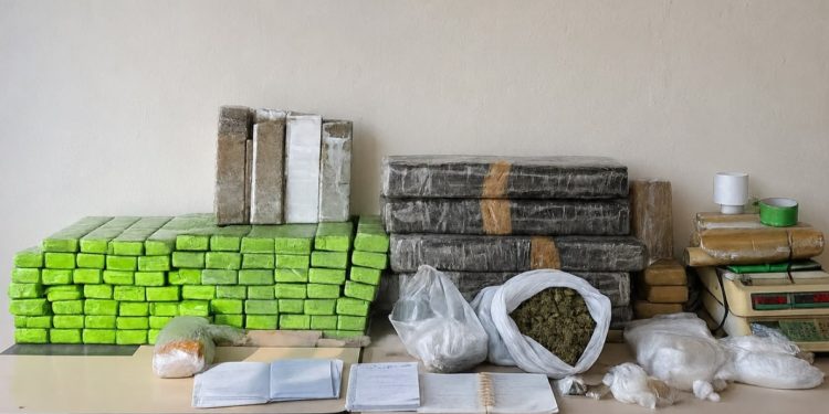 CHOQUE apreende mais de 122 quilos de drogas e recupera veículo roubado