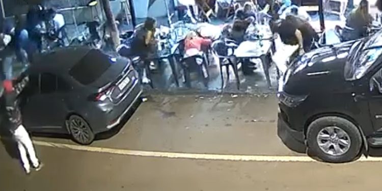 Adolescente de 15 anos se apresenta à polícia e confessa ataque que matou duas pessoas em Campo Mourão