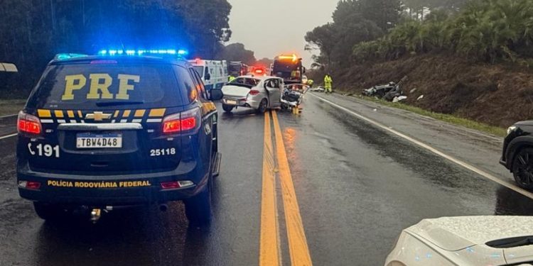 Colisão frontal na BR-277 deixa quatro mortos e dois feridos graves em Guarapuava