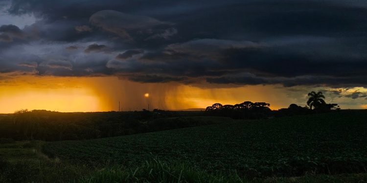 Simepar alerta para risco de temporais e chuva intensa no Paraná neste fim de semana