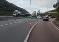 Caminhão tomba na BR-376 e deixa dois feridos em Guaratuba