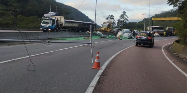 Caminhão tomba na BR-376 e deixa dois feridos em Guaratuba
