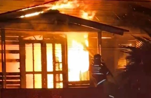 Incêndio atinge residência no bairro Fazendinha