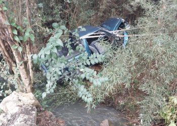 Rua acaba, motorista acelera em vez de frear e veículo passa por cima de córrego