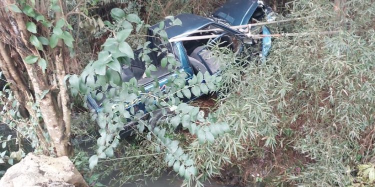 Rua acaba, motorista acelera em vez de frear e veículo passa por cima de córrego
