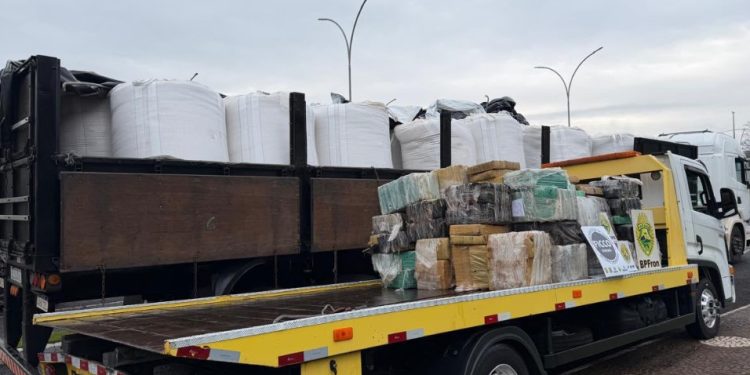 Carga de arroz escondia 2,2 toneladas de maconha; motorista é preso na BR-277