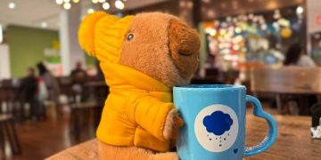 Shopping Estação lança campanha de Dia dos Pais com capivara de pelúcia de “japona”, inspirada no Inverno