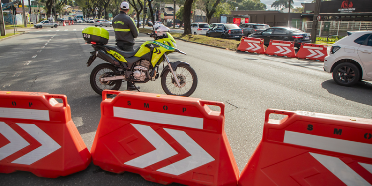 Duas corridas de rua alteram o trânsito na manhã de domingo