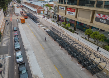 Montagem de estação-tubo na Praça Eufrásio Correia é temporariamente interrompida