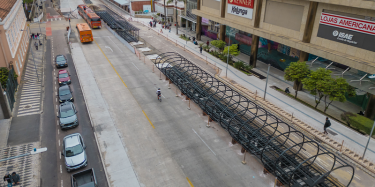 Montagem de estação-tubo na Praça Eufrásio Correia é temporariamente interrompida