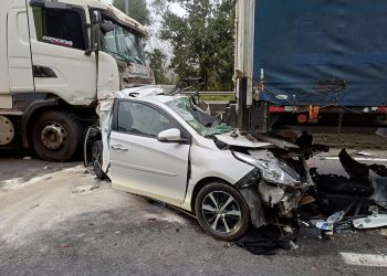 Engavetamento entre duas carretas e dois carros deixa cinco feridos na BR-116, em Campina Grande do Sul