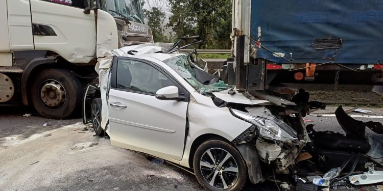 Engavetamento entre duas carretas e dois carros deixa cinco feridos na BR-116, em Campina Grande do Sul