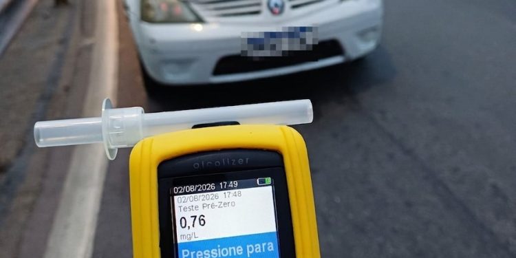 PRF prende motorista embriagado e procurado pela Justiça na BR-277