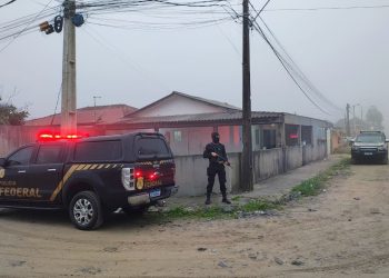 Polícia Federal deflagra operação contra organização criminosa especializada no tráfico internacional de armas