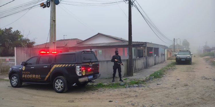 Polícia Federal deflagra operação contra organização criminosa especializada no tráfico internacional de armas