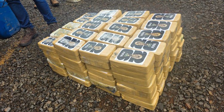 PRF apreende 138 quilos de pasta base de cocaína escondidos em carreta na BR-369