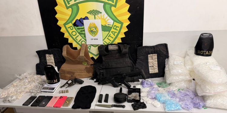 ROTAM prende casal e apreende drogas, arma e coletes balísticos na Cidade Industrial de Curitiba
