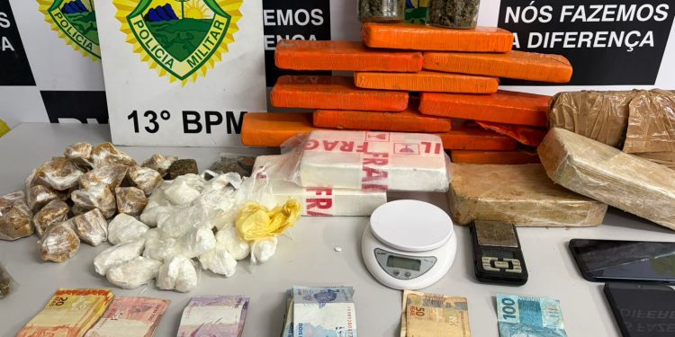 Dupla é presa pela PM com mais de 12 quilos de drogas no Sítio Cercado