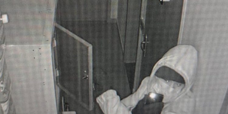 Bandidos são flagrados tentando arrombar cofre de banco em Curitiba