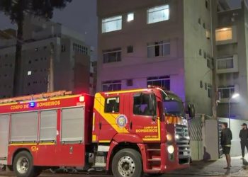 Incêndio em prédio no Bigorrilho mobiliza equipes do Corpo de Bombeiros