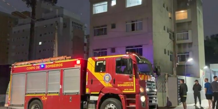 Incêndio em prédio no Bigorrilho mobiliza equipes do Corpo de Bombeiros