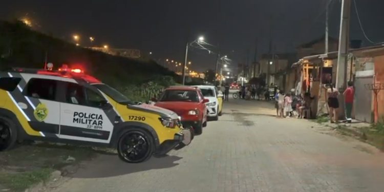 Homem é baleado no primeiro dia no tráfico e vê comparsa morrer em Colombo