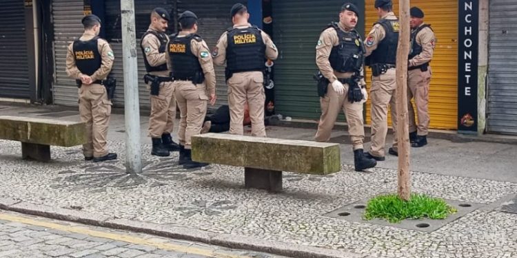 Mulher fica gravemente ferida após companheiro atear fogo nela na Praça Rui Barbosa
