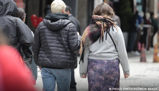 Frente fria associada a ciclone baixa temperatura no Sul do país