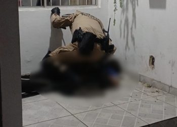 Homem é preso pelo Pelotão Motos após tentar estuprar e agredir a própria mãe no Barreirinha