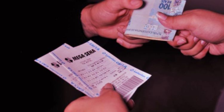 Polícia Civil prende trio suspeito de aplicar o golpe do bilhete premiado contra idosos em Curitiba
