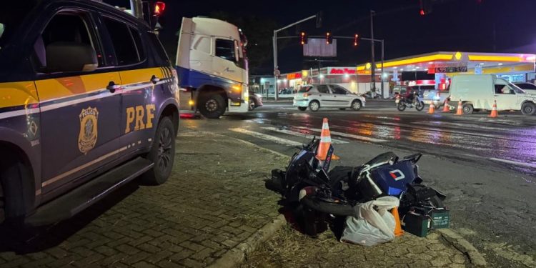 Jovem de 18 anos fica gravemente ferida após colisão entre autopropelido e caminhonete na BR-376