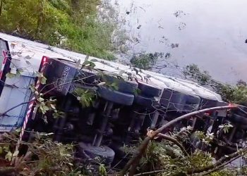 Motorista de carreta desaparece após veículo cair na Represa Vossoroca, na BR-376
