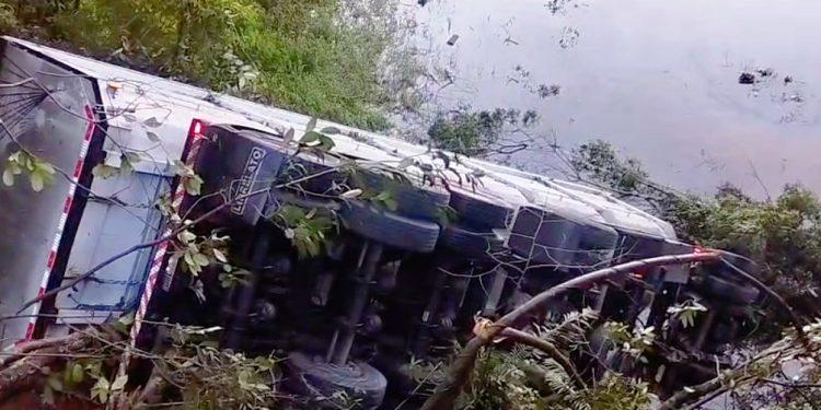 Motorista de carreta desaparece após veículo cair na Represa Vossoroca, na BR-376