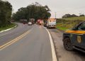 Homem morre em colisão frontal entre carro e caminhão na BR-476