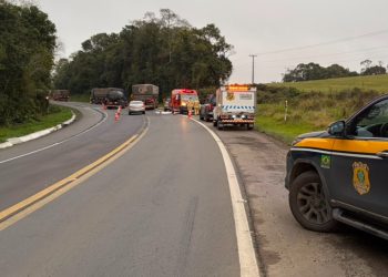 Homem morre em colisão frontal entre carro e caminhão na BR-476