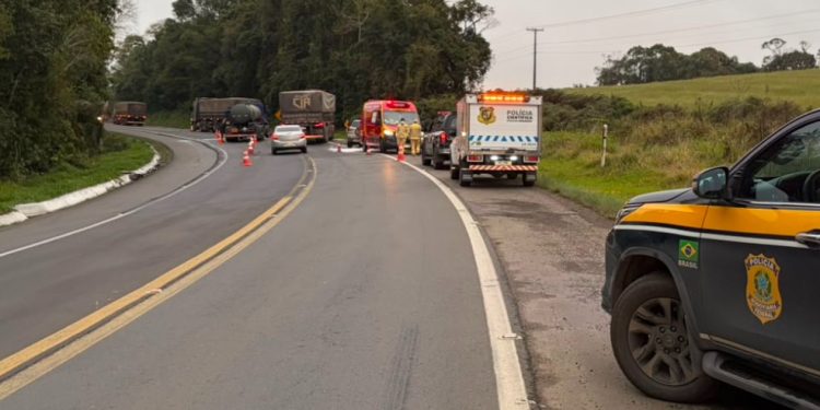 Homem morre em colisão frontal entre carro e caminhão na BR-476