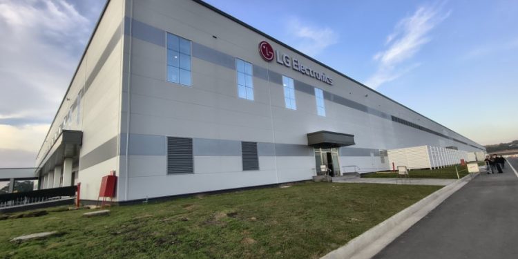 LG inaugura fábrica de geladeiras em Fazenda Rio Grande com investimento de R$ 1,5 bilhão
