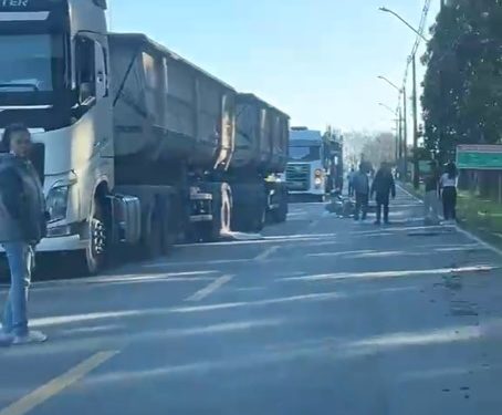 Garupa de motocicleta morre após cair embaixo de bitrem em São José dos Pinhais
