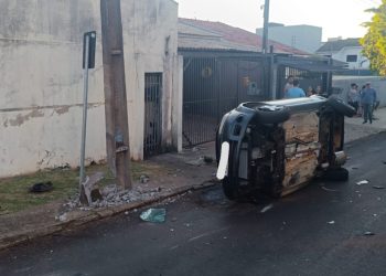 Adolescente se envolve em colisão durante ultrapassagem e carro tomba após colisão contra poste