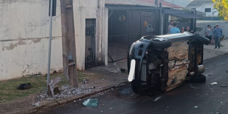 Adolescente se envolve em colisão durante ultrapassagem e carro tomba após colisão contra poste