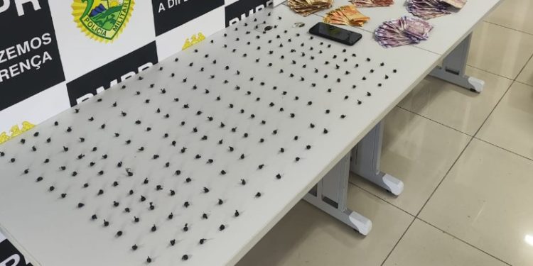 Homem é preso com 210 pedras de crack e quase R$ 1,9 mil no Centro de Curitiba