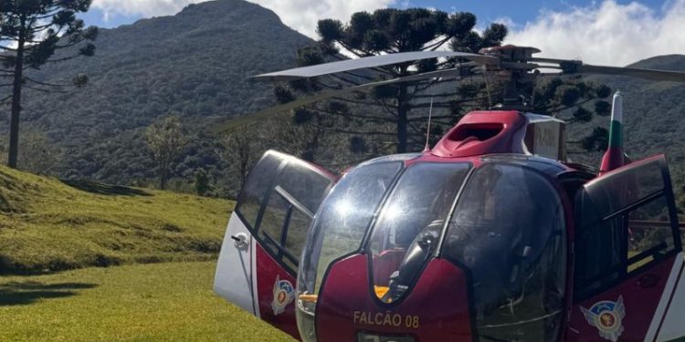 Mulher passa mal e é resgatada de helicóptero no Morro do Canal, em Piraquara